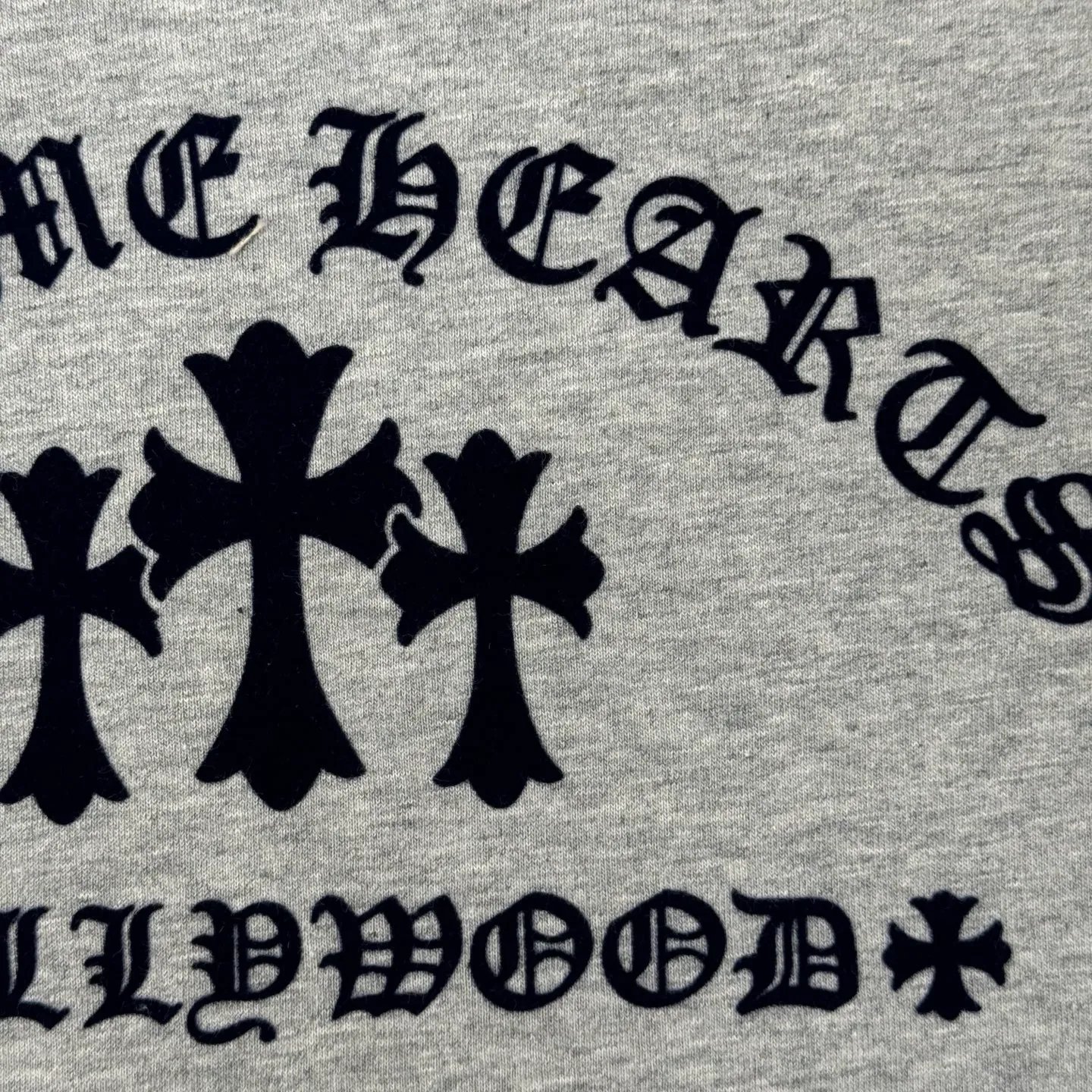 P300 Chrome Hearts/Chrome Hearts CH Black flocked cross round neck long sleeves Size: S/M/L/XL Custom-woven and dyed 40-yarn fabric with a scratchy surface pattern. The ready-made garments are made of YB consistent electrostatic flocking technology. It is not an ordinary lettering mold technology. The colors are also different at different angles. Brand new collar label (not the previous leather label) and washed label.